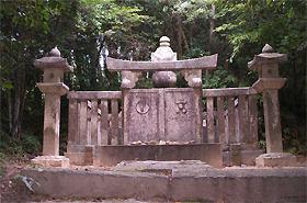 毛利家墓所中央上段の元政公の霊廟