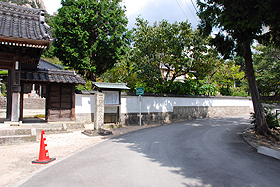 山門右手より毛利家墓所