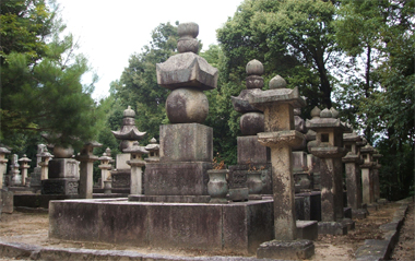 毛利家歴代の墓石