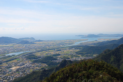 西に佐波川河口を望む