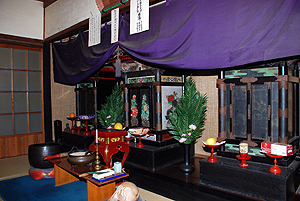 本堂脇の三体の観音様